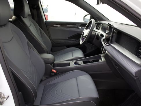 New 2026 Volkswagen Tiguan SE R-Line AWD/4WD image 35