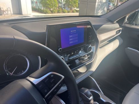 Certified 2024 Toyota Highlander XLE image 6