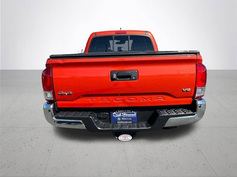 Used 2018 Toyota Tacoma SR5 AWD/4WD image 8