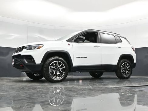 Used 2025 Jeep Compass Trailhawk AWD/4WD image 58