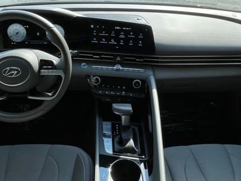 Used 2023 Hyundai Elantra SEL w/ Convenience Package image 16