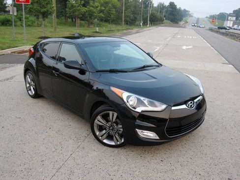 Used 2016 Hyundai Veloster w/ Option Group 02 FWD image 2