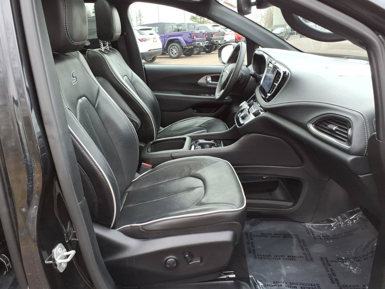 Used 2024 Chrysler Pacifica Premium FWD image 19