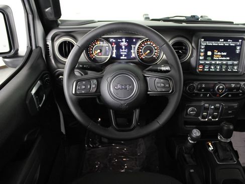 Used 2023 Jeep Gladiator Sport AWD/4WD image 6