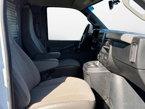 Used 2017 Chevrolet Express 2500 RWD image 17