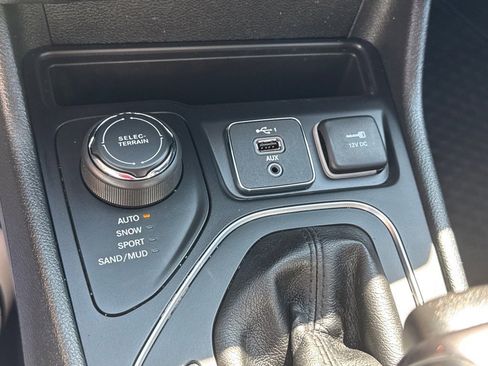 Used 2019 Jeep Cherokee Latitude Plus w/ Cold Weather Group image 17