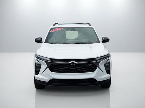 Used 2025 Chevrolet Trax RS w/ Sunroof Package FWD image 2
