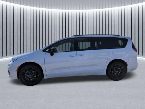 New 2026 Chrysler Pacifica Limited image 15