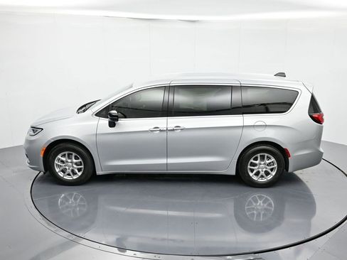 New 2026 Chrysler Pacifica Select image 18