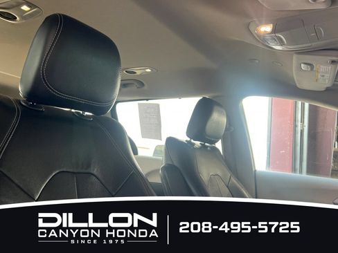 Used 2022 Chrysler Pacifica Touring-L FWD image 21
