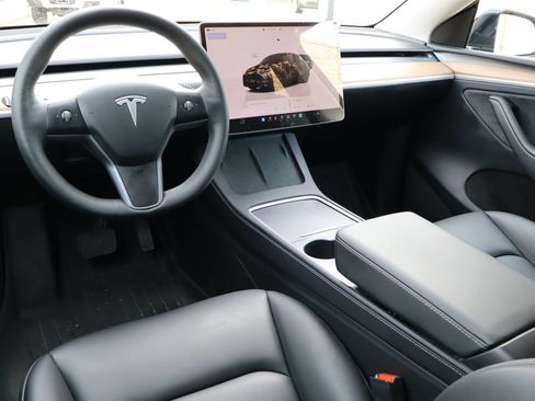 Used 2025 Tesla Model Y Long Range RWD image 4