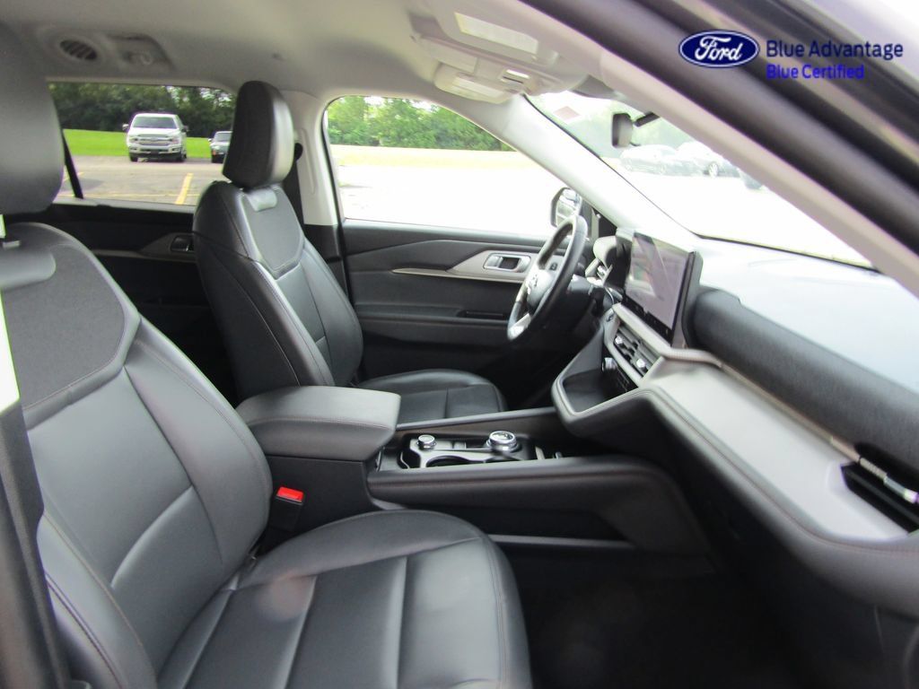 Certified 2025 Ford Explorer Active w/ Active Comfort Package AWD/4WD image 17