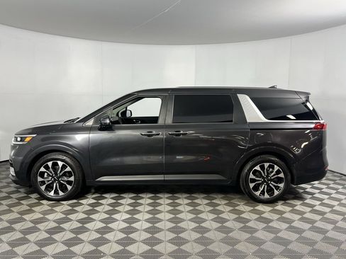 Used 2024 Kia Carnival EX image 9