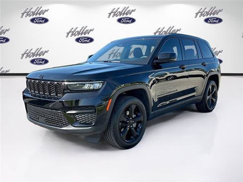 Used 2025 Jeep Grand Cherokee Altitude RWD image 3
