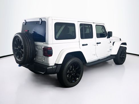 Used 2022 Jeep Wrangler Unlimited Sahara w/ Cold Weather Group AWD/4WD image 9