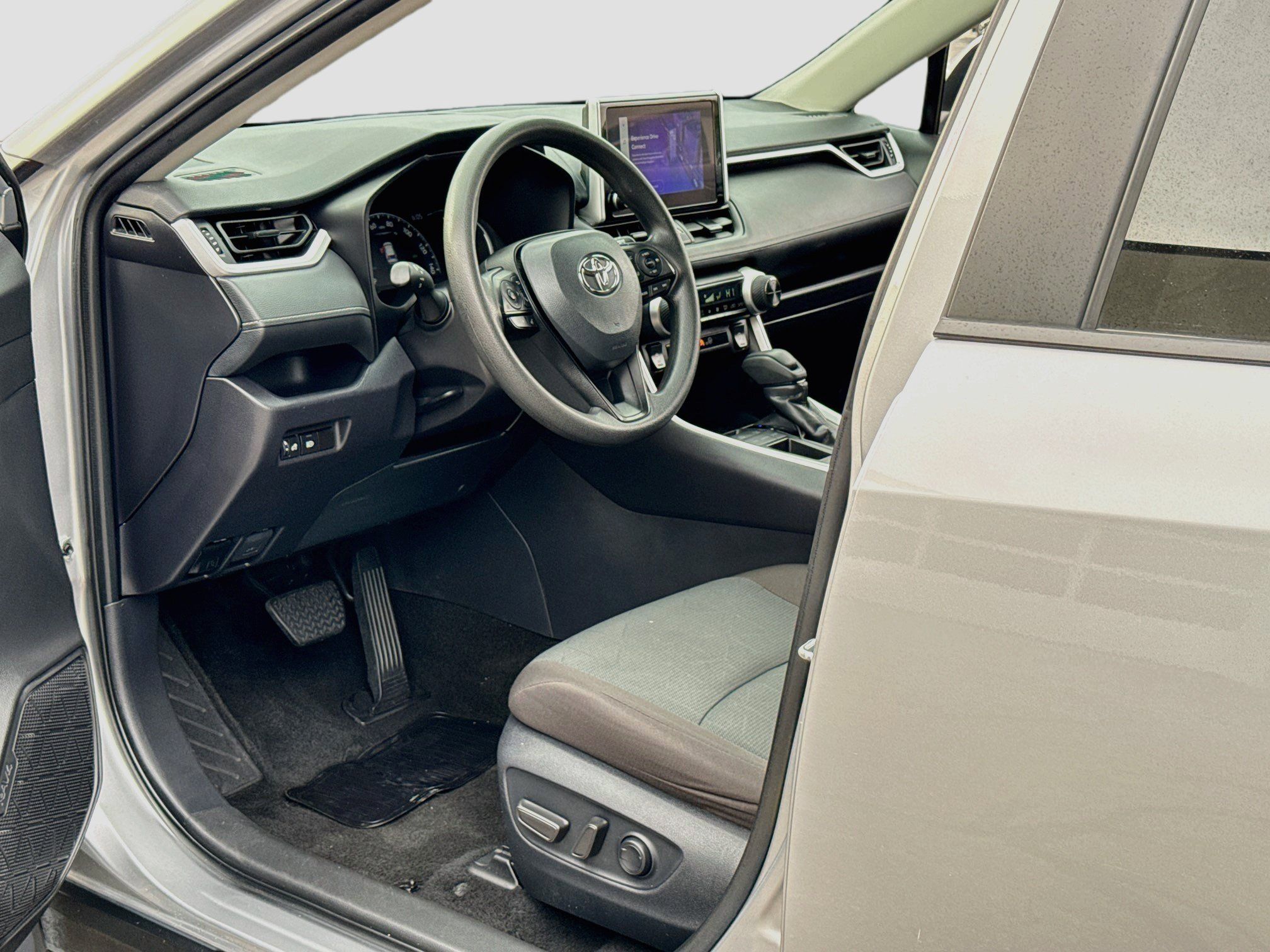 Used 2025 Toyota RAV4 XLE FWD image 11