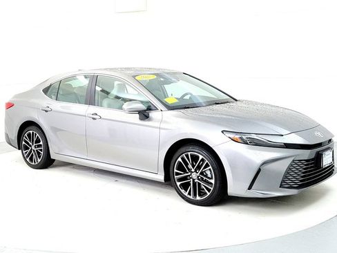 Used 2025 Toyota Camry XLE AWD/4WD image 7