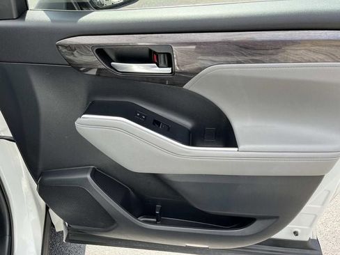 Used 2021 Toyota Highlander Limited image 24