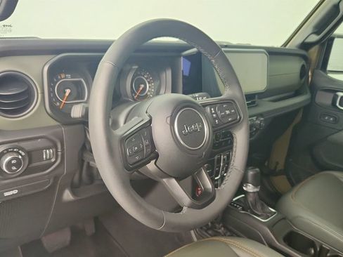 Used 2025 Jeep Gladiator Mojave AWD/4WD image 13