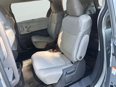 Used 2021 Toyota Sienna LE AWD/4WD image 9