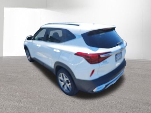 Used 2021 Kia Seltos EX image 2