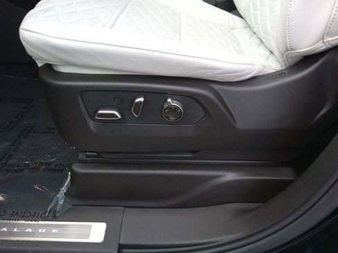 Used 2025 Cadillac Escalade Sport Platinum w/ LPO, ONYX Package image 12