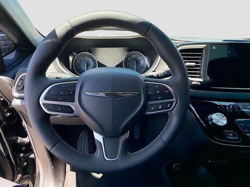 Used 2025 Chrysler Pacifica Select FWD image 11
