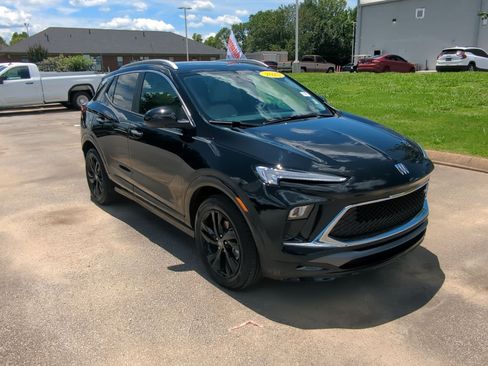 Used 2025 Buick Encore GX Sport Touring FWD image 2