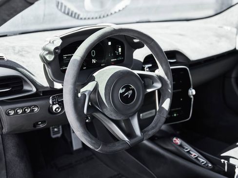 Used 2024 McLaren Artura RWD image 27