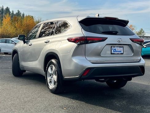 Used 2024 Toyota Highlander LE image 7