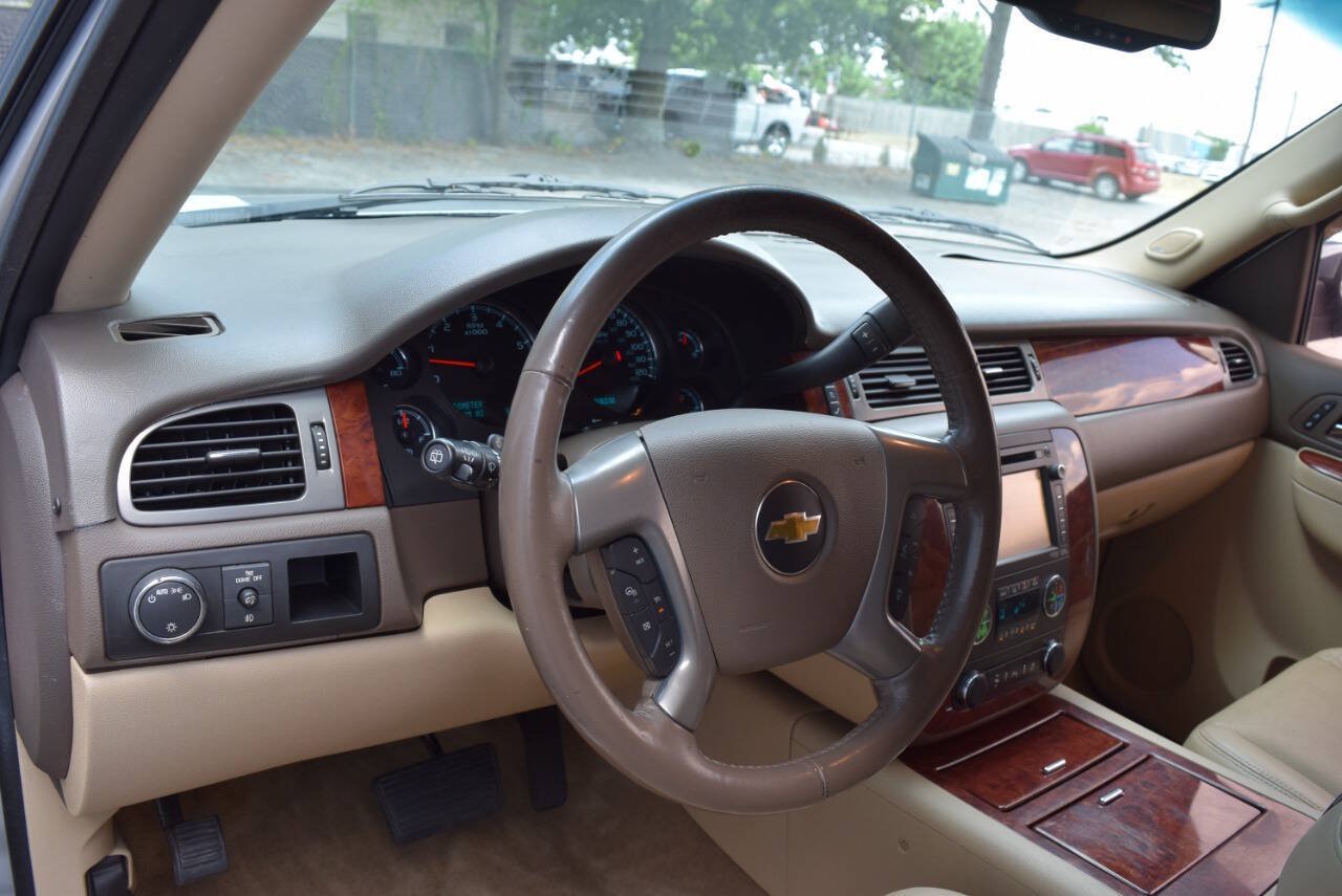 Used 2014 Chevrolet Suburban LTZ RWD image 37