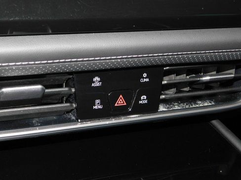 Used 2025 Volkswagen Atlas Cross Sport SE image 24