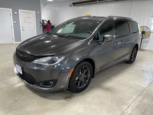 Used 2019 Chrysler Pacifica Limited w/ Advanced Safetytec Group image 3