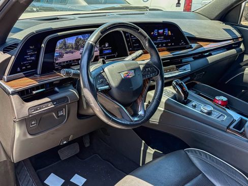 Used 2024 Cadillac Escalade Premium Luxury AWD/4WD image 6