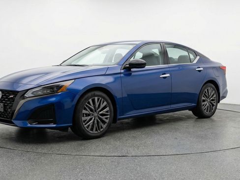 Used 2025 Nissan Altima 2.5 SV image 2