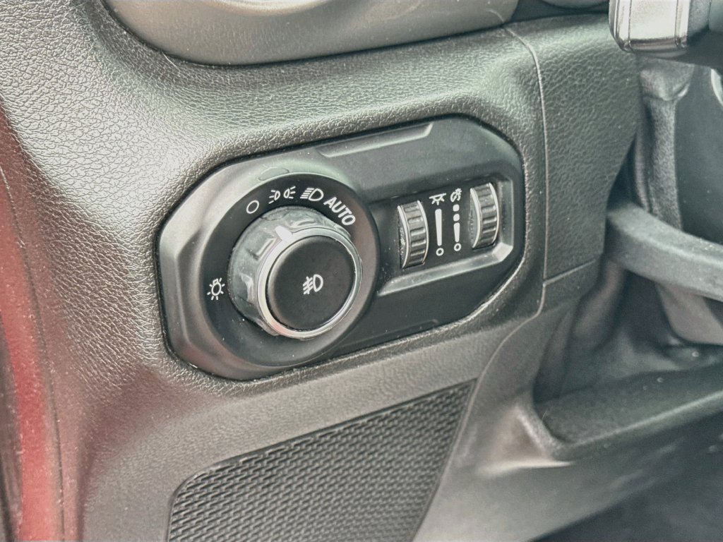 Used 2018 Jeep Wrangler Unlimited Sahara AWD/4WD image 10