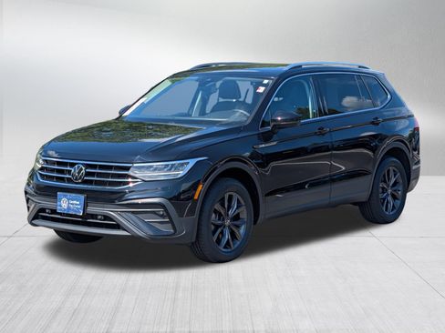 Certified 2023 Volkswagen Tiguan SE w/ Panoramic Sunroof Package AWD/4WD image 3