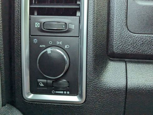 Used 2021 RAM 1500 Classic SLT image 25