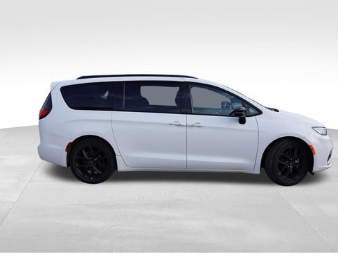 Certified 2025 Chrysler Pacifica Limited FWD image 2