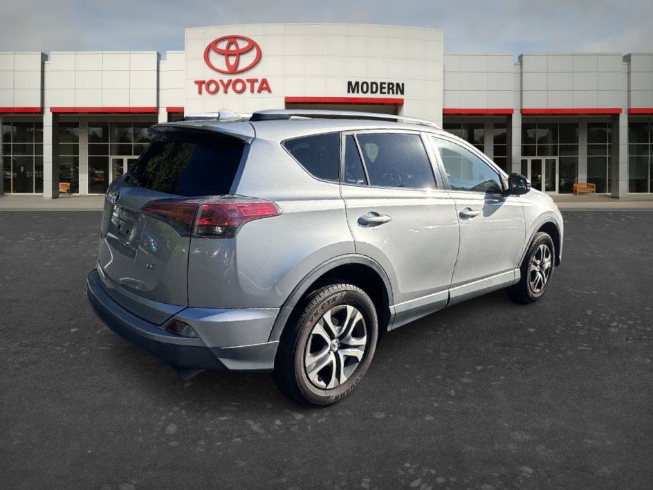 Used 2018 Toyota RAV4 LE FWD image 25