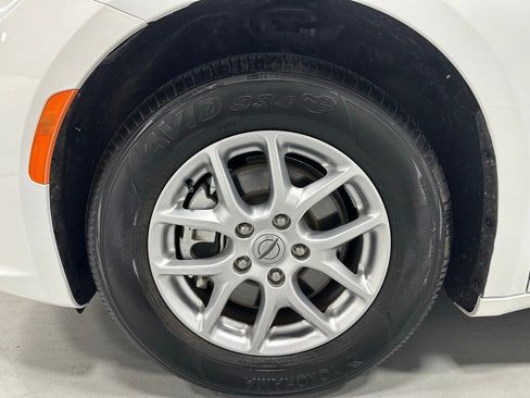 Used 2023 Chrysler Pacifica Touring-L image 64