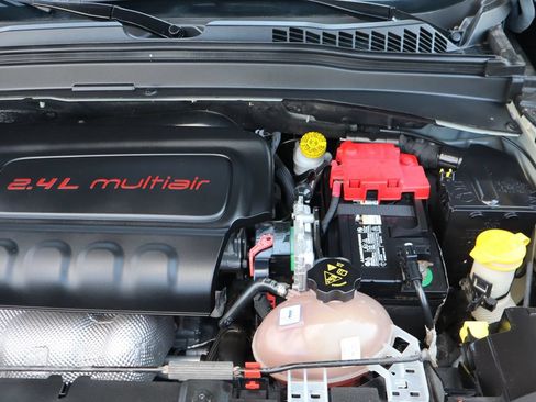 Used 2018 Jeep Renegade Latitude FWD image 39