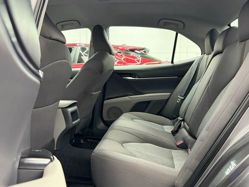 Used 2018 Toyota Camry LE image 10