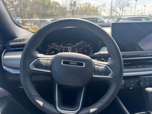 Used 2025 Jeep Compass Limited image 29