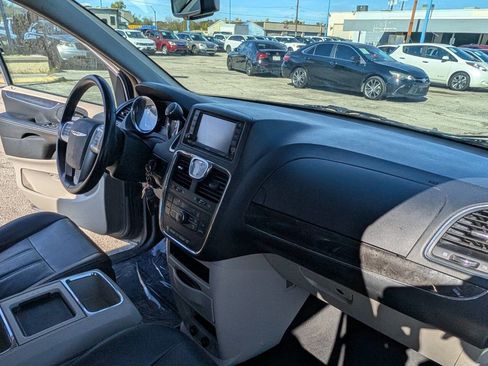 Used 2016 Chrysler Town & Country Touring image 10