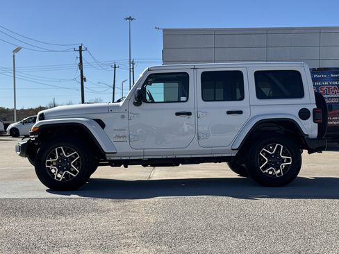 Used 2024 Jeep Wrangler Sahara image 16