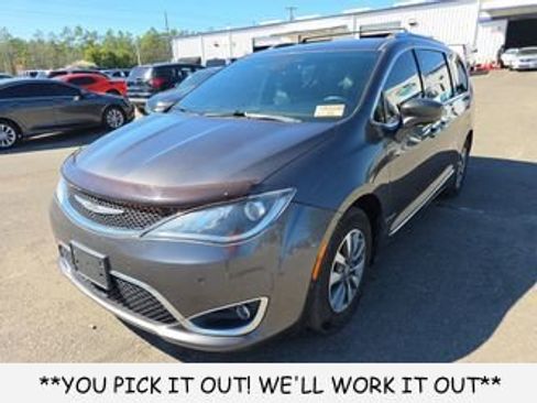 Used 2020 Chrysler Pacifica Touring-L image 1