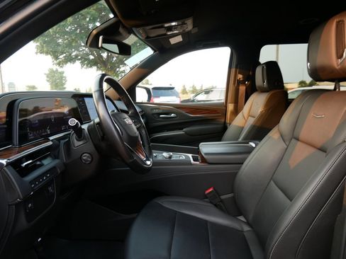 Used 2024 Cadillac Escalade ESV Luxury AWD/4WD image 9