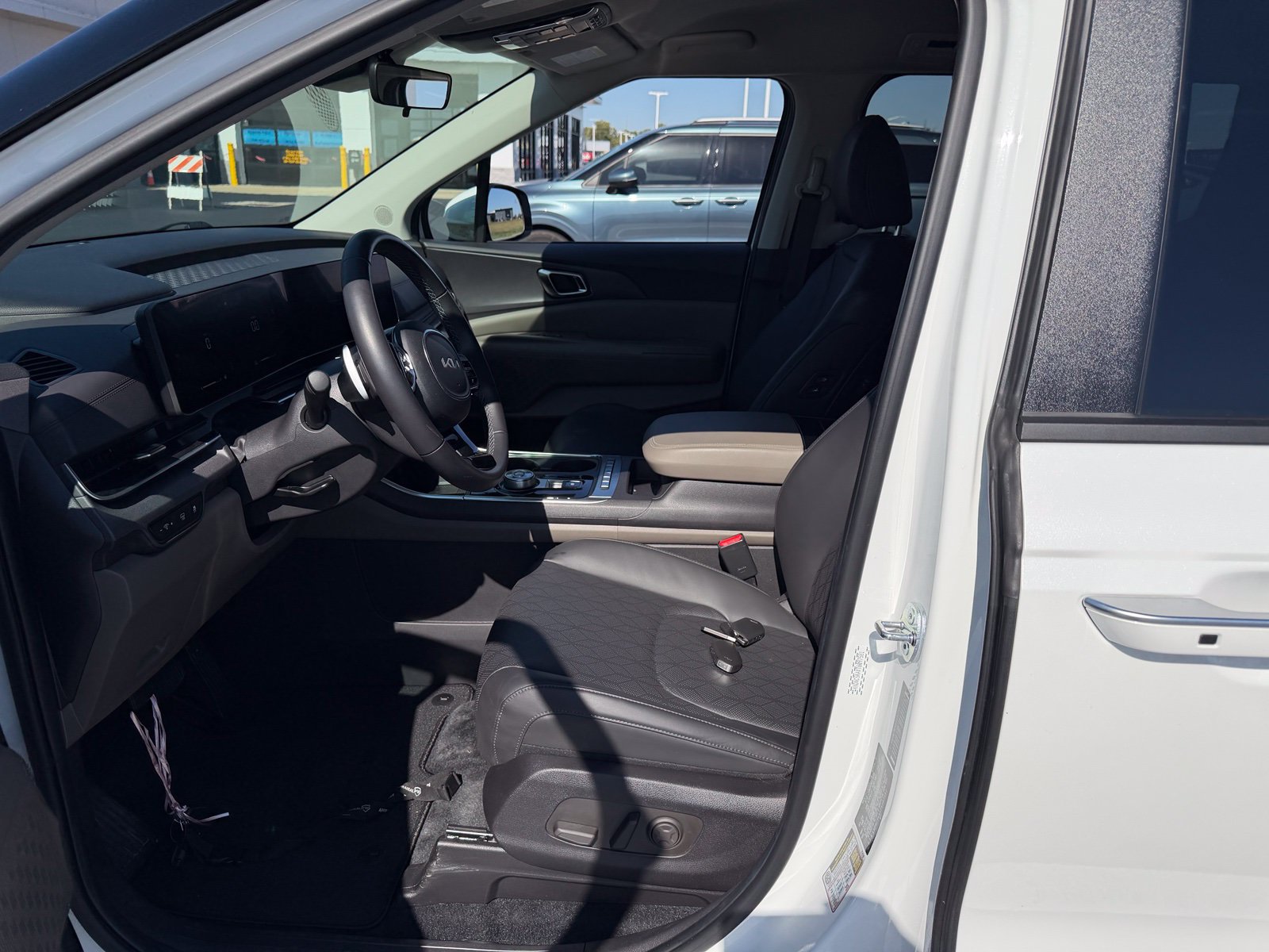 Used 2026 Kia Carnival EX FWD image 2