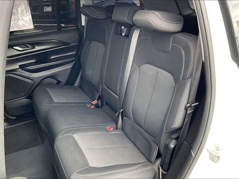 Used 2023 Jeep Grand Cherokee Laredo AWD/4WD image 25